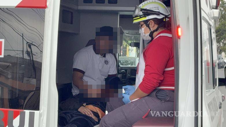 $!Dos alumnos de 14 años resultaron lesionados tras el percance ocurrido en la colonia Postal Cerritos, al salir de clases.