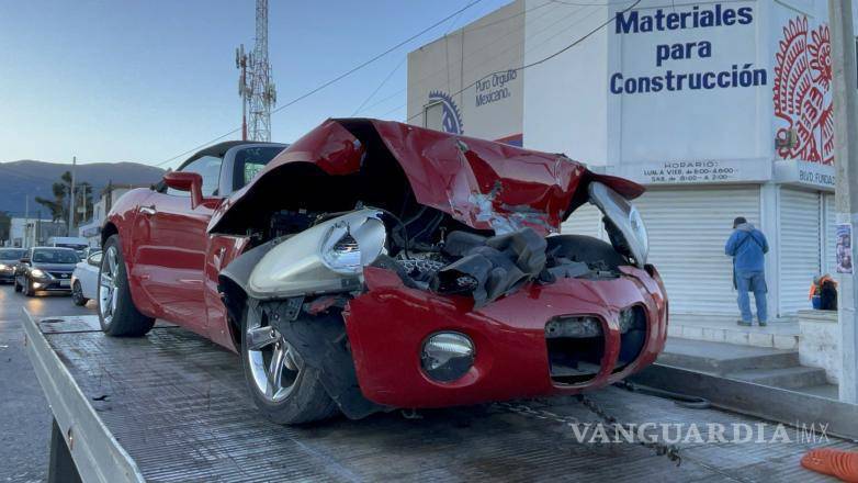 $!El accidente ocurrió debido a que el conductor del auto deportivo no logró frenar a tiempo ante el cambio de semáforo.