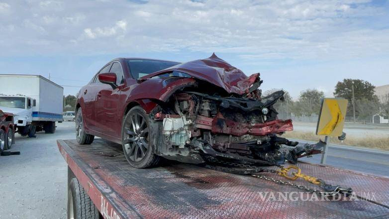 $!Socorristas auxilian a la conductora lesionada tras el choque en la carretera 57.