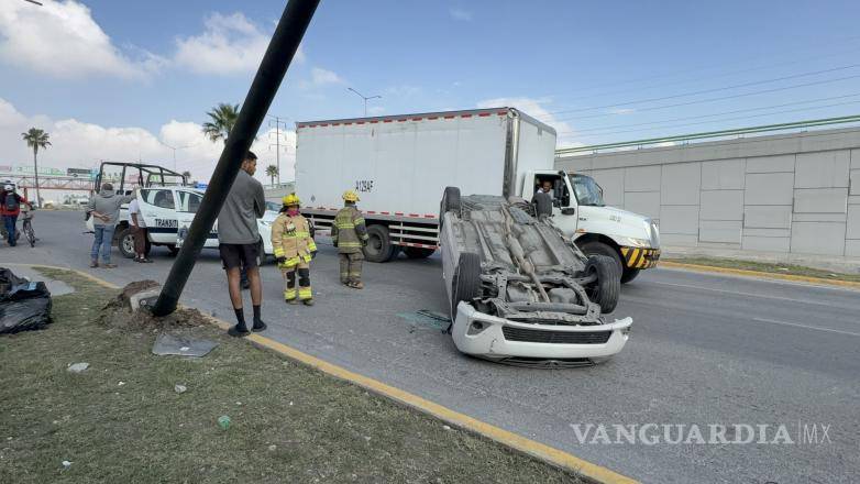 $!Elementos de la Policía Municipal acudieron al sitio para tomar conocimiento del accidente y asegurar el área.