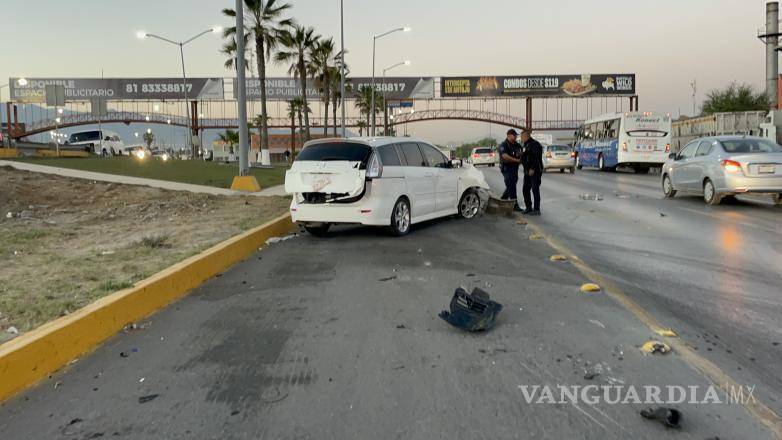 $!La fuerza del choque provocó que el motor saliera despedido hasta los carriles contrarios, impactando otro automóvil.