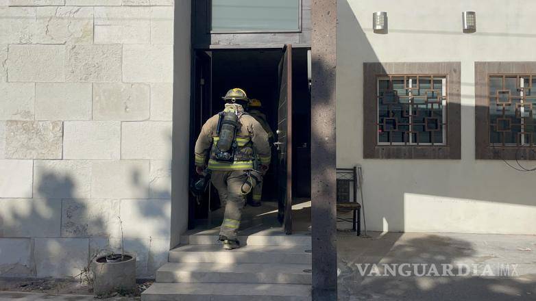 $!Bomberos acudieron al domicilio tras recibir el aviso de corto circuito.