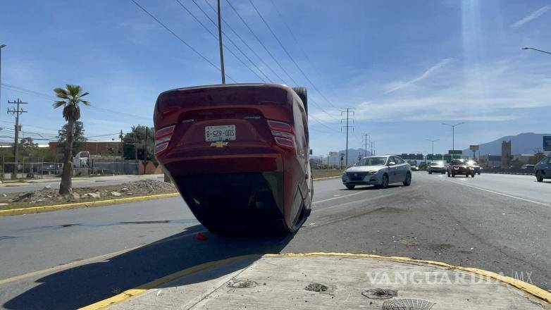 $!El automóvil Chevrolet Sonic terminó con las llantas hacia arriba tras dar varias volteretas, lo que movilizó a autoridades de Tránsito Municipal en el sector.