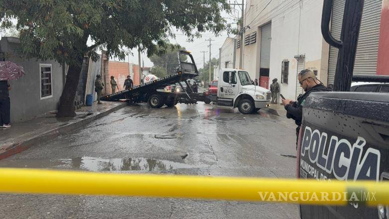 $!Los restos del vehículo recuperado quedaron sobre la plataforma de la grúa. El inmueble era presuntamente utilizado para el desmantelamiento de unidades robadas.