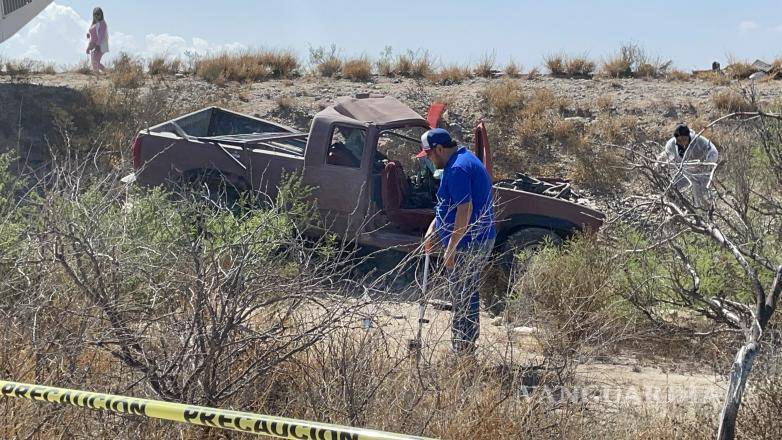 $!Paramédicos confirmaron el deceso de Javier Alejandro Amaro Hernández, de 39 años, quien quedó prensado en el interior de la camioneta.
