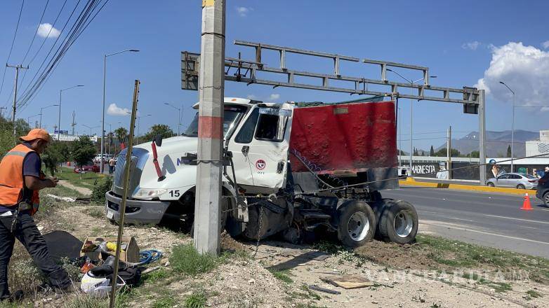 $!La unidad se encontraba atascada en el vado a la orilla de la carretera.