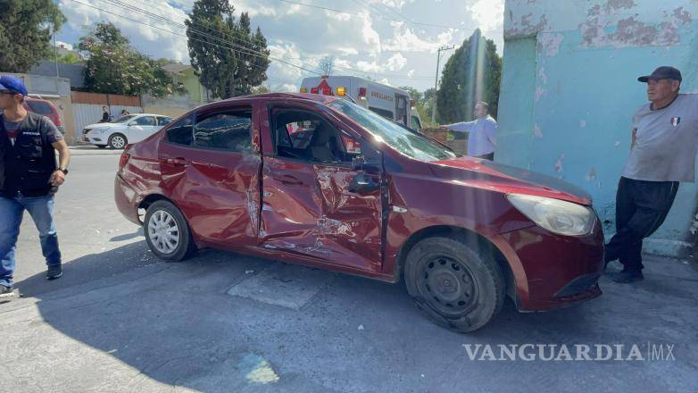 $!El conductor del auto, asustado por un vehículo que se detuvo repentinamente, invadió el carril contrario, lo que resultó en el impacto.