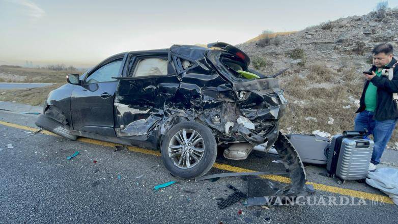 $!Autoridades acudieron al lugar del accidente para recabar información y trasladar a los lesionados, marcando el inicio de una tragedia que cobró tres vidas.