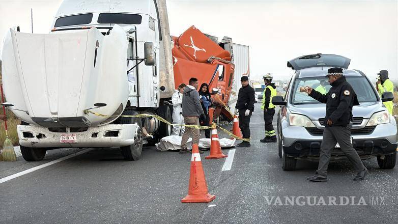 $!Personal de la Agencia de Investigación Criminal y peritos de la Fiscalía General del Estado recabaron indicios en el sitio y procedieron al levantamiento del cuerpo.