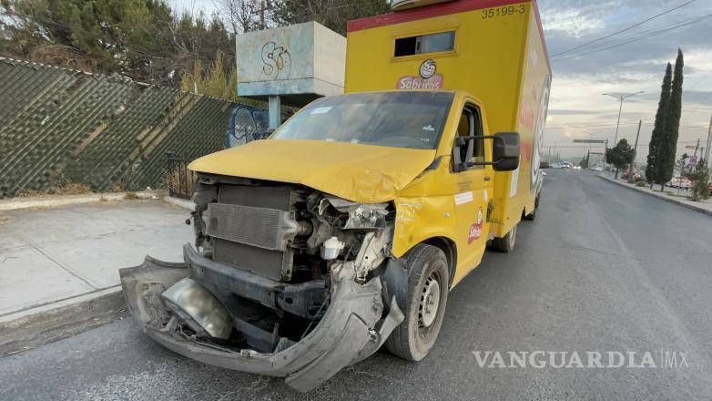 $!Elementos de Tránsito Municipal arribaron al punto para realizar el peritaje y coordinar el retiro de las unidades involucradas.