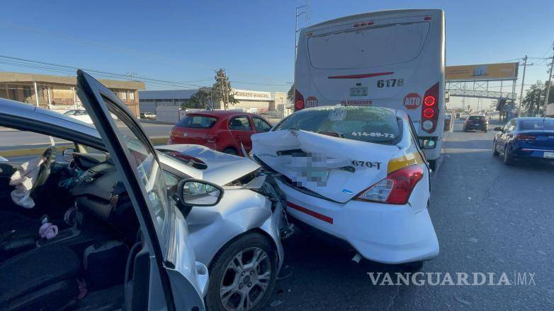 $!El accidente en el periférico LEA, donde el taxi quedó comprimido entre el Ford Fiesta y el camión de transporte de personal, complicó la circulación matutina.