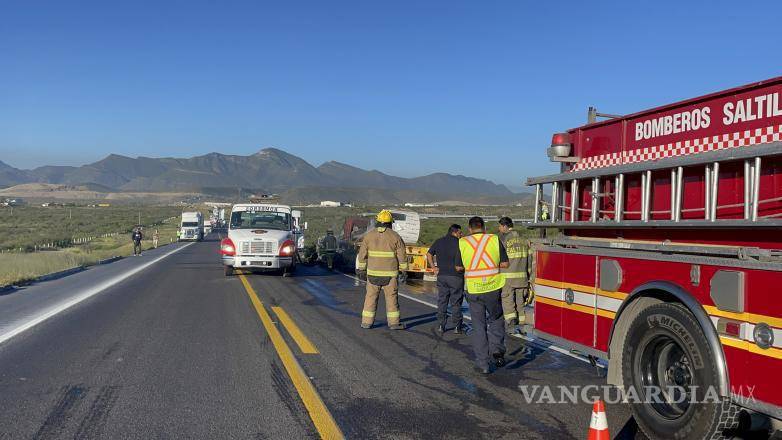 $!El incendio del tráiler provocó largas filas de vehículos detenidos en el libramiento Norponiente.