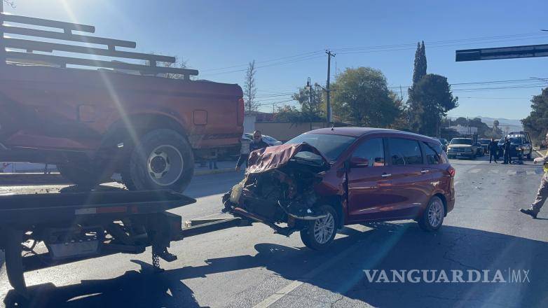 $!Elementos de la Policía Municipal acudieron al cruce de De la Fuente y Plan de Guadalupe tras el reporte del choque.