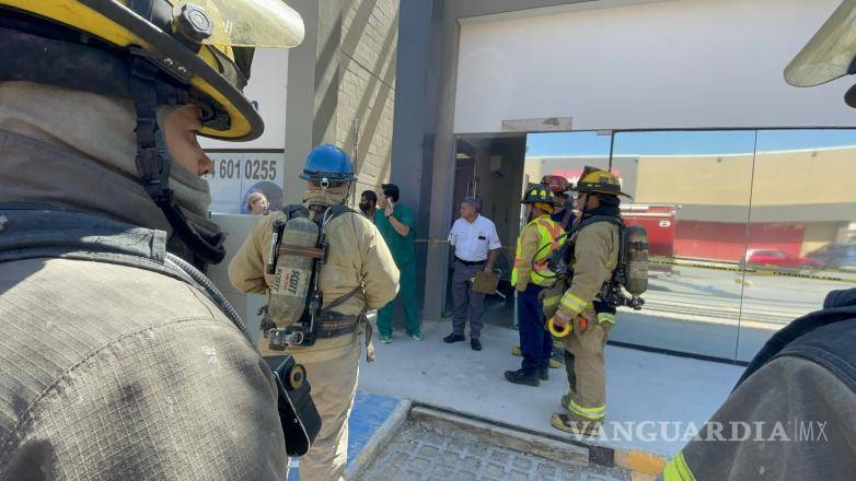 $!Tras el control del incendio, las autoridades determinaron la suspensión temporal de actividades en la clínica debido a la presencia de humo y residuos, en espera de la evaluación de seguridad del inmueble.