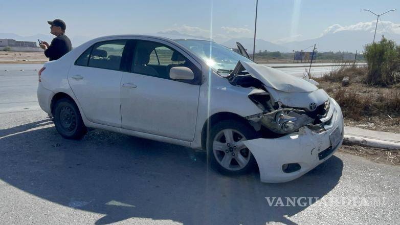 $!Las unidades permanecieron en el lugar mientras se esperaba la llegada de las aseguradoras para determinar responsabilidades entre las conductoras.