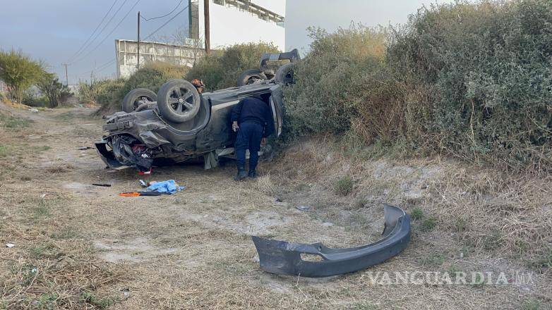 $!Berenice “N” fue rescatada por bomberos después de que su camioneta volcara tras el impacto con un camión de carga en el bulevar Venustiano Carranza.