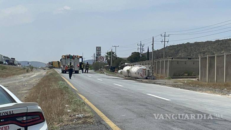 $!Elementos del Cuerpo de Bomberos de la Estación 6 trabajaron durante varias horas en la zona del incidente para contener la fuga y evitar riesgos de incendio o explosión en la carretera a Torreón.