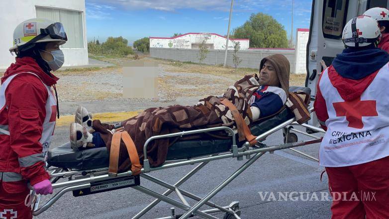 $!Paramédicos de la Cruz Roja trasladaron al lesionado al Hospital General.