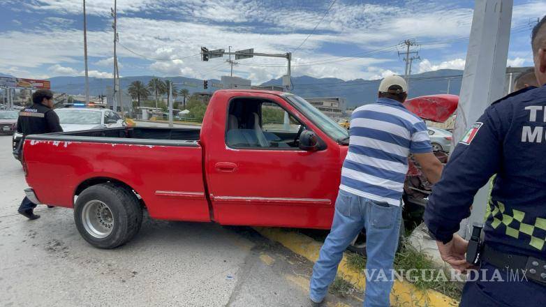 $!El conductor sufrió lesiones en el rostro al no portar el cinturón de seguridad.