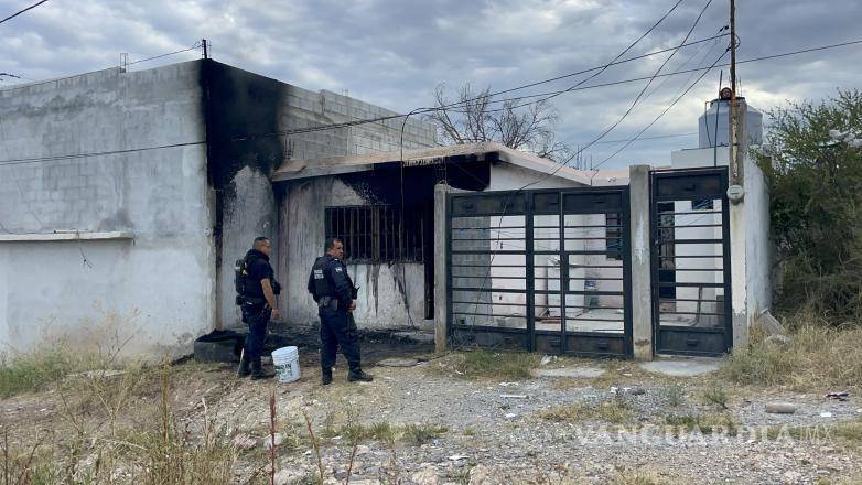 $!La vivienda fue ventilada para liberar el humo antes de que bomberos y autoridades se retiraran.