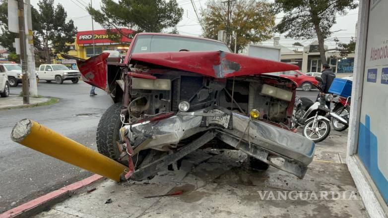 $!La camioneta Chevrolet F-150 terminó sobre la banqueta tras derribar los postes de seguridad de la farmacia.