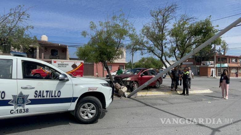 $!Aunque el percance ocasionó daños materiales de consideración tanto en los vehículos como en la infraestructura urbana, ninguno de los conductores requirió atención hospitalaria.