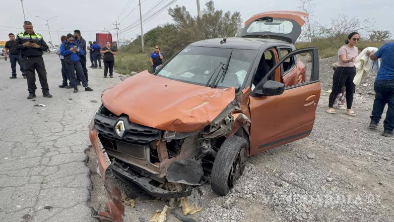 $!En el Renault viajaban un hombre de 27 años, su esposa y su bebé de cuatro meses.