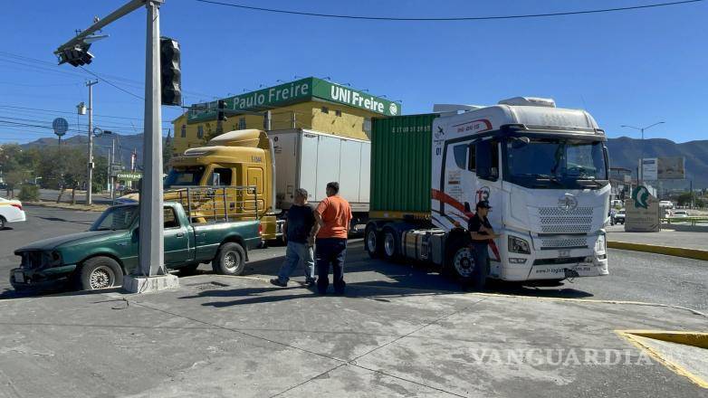 $!El tráiler de la empresa TR Logística y Carga golpeó la parte lateral de la camioneta al incorporarse a los carriles con dirección a Emilio Arizpe de la Maza.