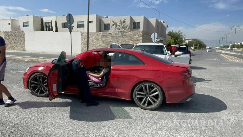 $!Paramédicos de Arteaga acudieron al lugar para valorar a las dos conductoras.