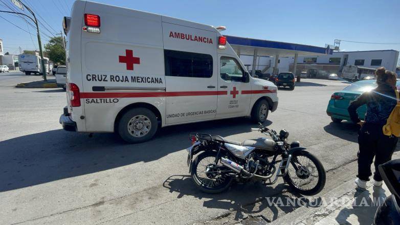 $!La motocicleta Italika con placas de circulación 52JCW1, en la que iba junto a su amigo Luis Roberto, de 17 años, circulaba por Emilio Carranza en dirección a Ramón Corona.