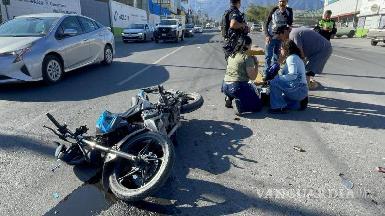 $!El adolescente motociclista resultó con fractura en el fémur de la pierna derecha tras impactarse contra un automóvil.