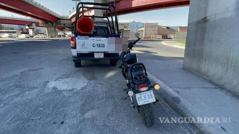 $!La circulación en la parte baja del distribuidor vial El Sarape se vio afectada mientras los cuerpos de emergencia atendían al motociclista y los oficiales levantaban el peritaje del accidente.