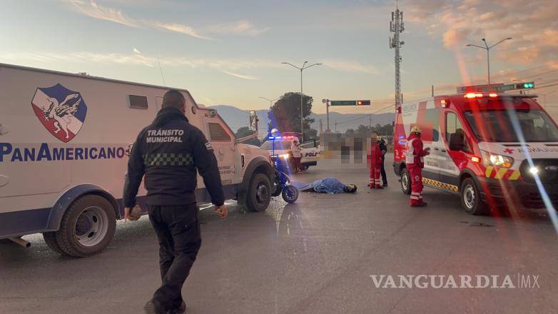 $!Paramédicos confirmaron el fallecimiento del motociclista en el lugar del percance.