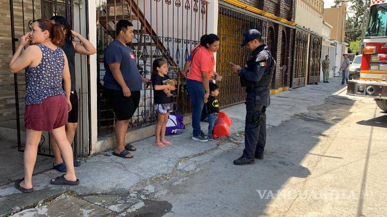 $!Vecinos reunidos al exterior del domicilio.