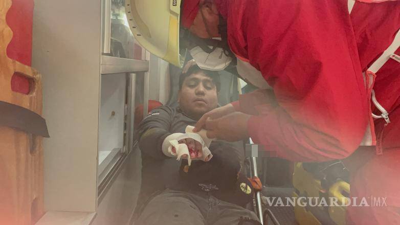 $!El conductor de la camioneta Nissan resultó con una herida en la muñeca, pero decidió no ser trasladado a un hospital.