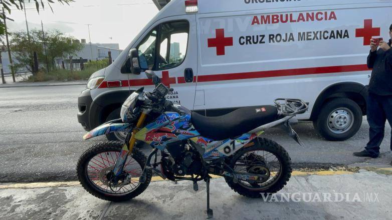 $!La motocicleta Vento quedó en el carril de la izquierda después del impacto con el KIA Río, cuyo conductor giró sin precaución.