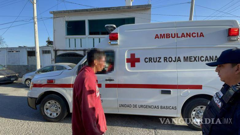 $!Tras el intento de robo, los residentes intervinieron y bajaron al delincuente a golpes.