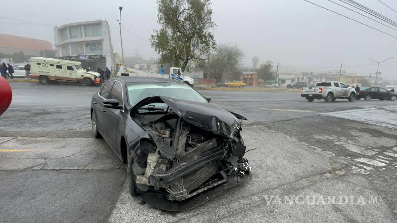 $!El Volkswagen Passat resultó con daños significativos tras el impacto con el camión de valores.