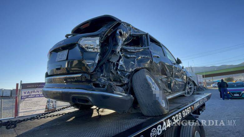 $!Da vuelta acelerado, vuelca tráiler y daña tres autos en el libramiento OFT; deja dos lesionados