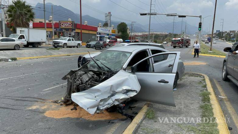 $!El Nissan Versa terminó con severos daños frontales tras el impacto, quedando parcialmente sobre la banqueta.