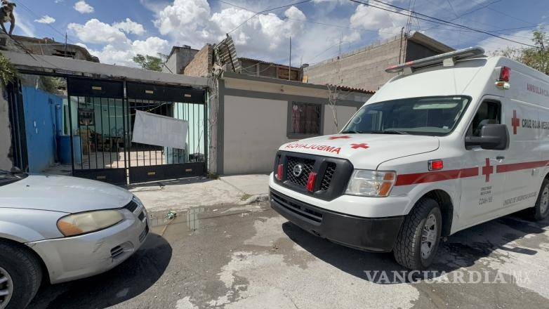 $!Una ambulancia de la Cruz Roja acudió hasta la vivienda de la colonia Pueblo Insurgente después del reporte realizado al Sistema de Emergencias 911.