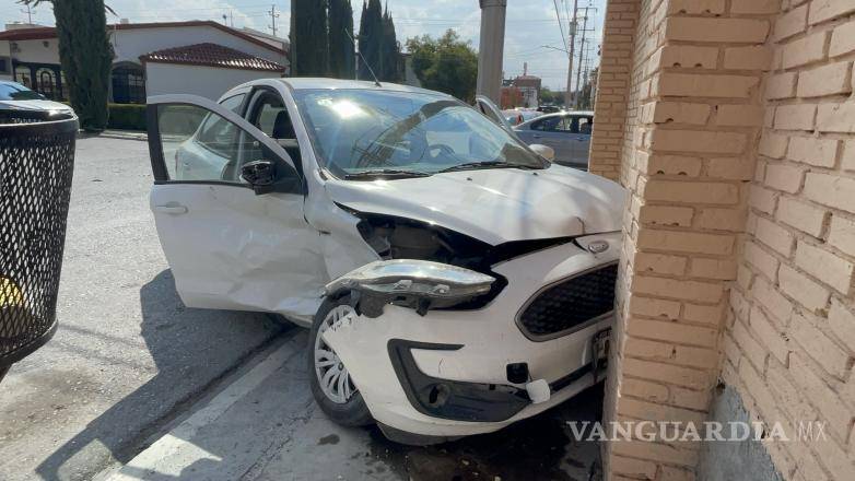 $!El automóvil Figo terminó proyectado hacia la banqueta, impactándose contra la barda de una vivienda en el cruce de Cumbres y Cartagena.