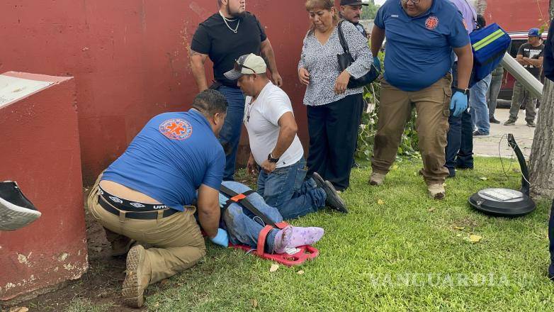 $!El accidente generó gran movilización de cuerpos de emergencia en pleno Centro de Saltillo, donde testigos solicitaron ayuda inmediata.