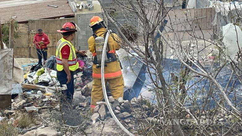 $!El incendio consumió prácticamente todos los enseres del cuarto de material reciclable en la colonia El Mirador.