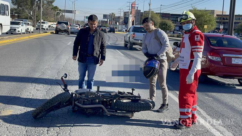 $!La motocicleta del joven quedó sobre el pavimento tras la caída provocada por el frenazo inesperado del automóvil.