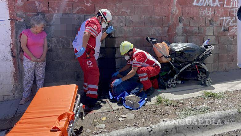 $!Ambulancia traslada al hombre lesionado al Hospital General para valoración médica.