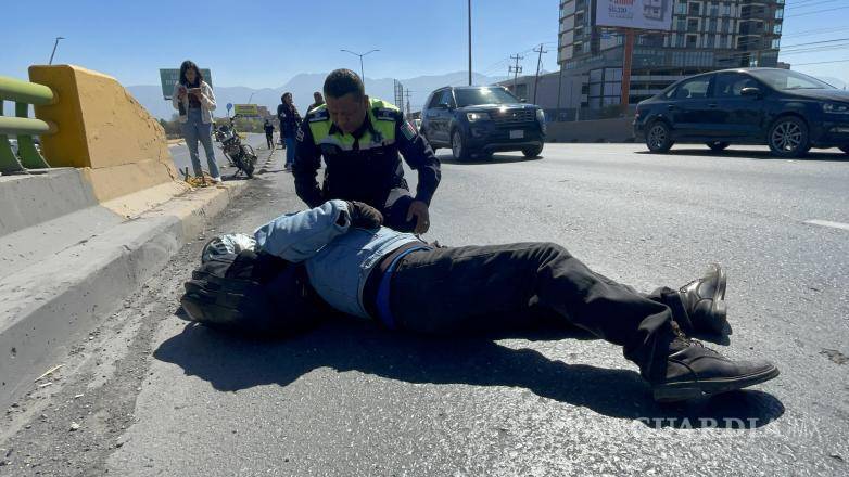 $!Personal municipal abanderó la zona para evitar otro percance mientras arribaban los servicios de emergencia.