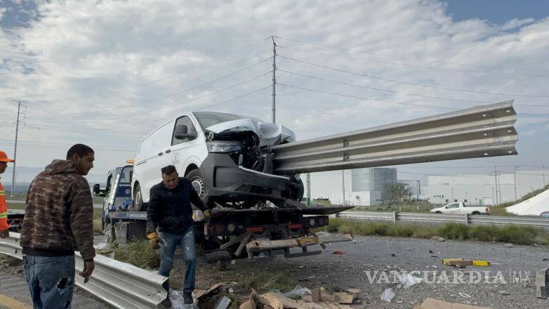 $!Los trabajadores tuvieron que cortar una parte de la barrera de contención para retirar la camioneta accidentada.