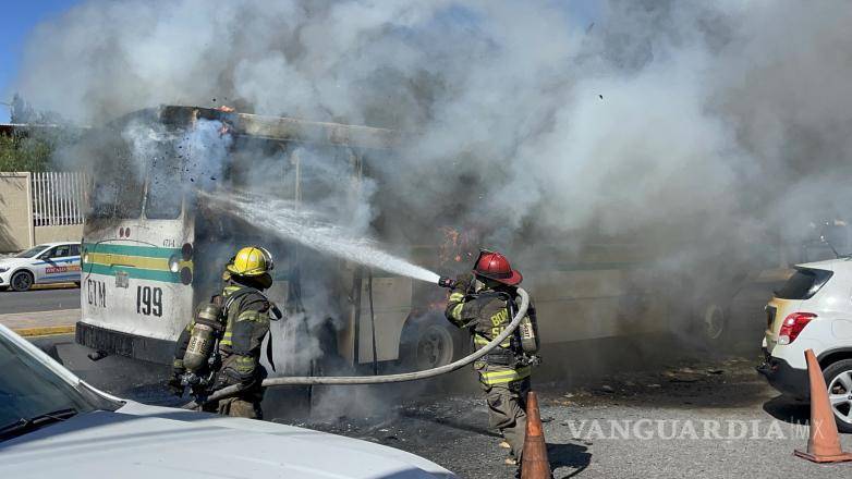 $!Los bomberos llegaron rápidamente al lugar y combatieron las llamas que consumieron la unidad de la ruta 13B.