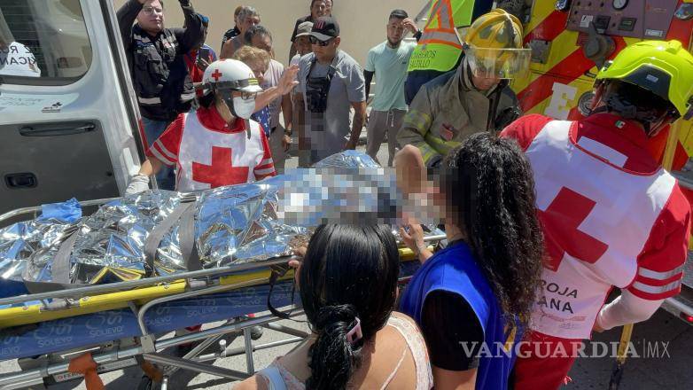 $!Paramédicos de Cruz Roja trasladan al lesionado al Hospital General en estado delicado.